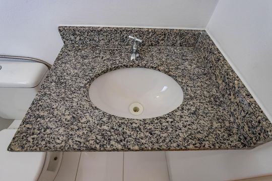 Banheiro de apartamento à venda com 2 quartos, 44m² em Canhema, Diadema