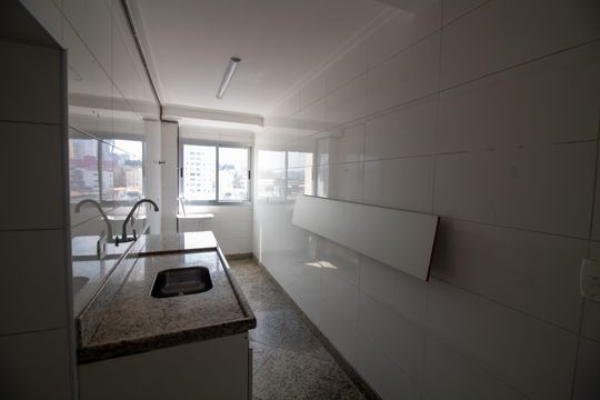Cozinha de apartamento para alugar com 2 quartos, 68m² em Santo Amaro, São Paulo