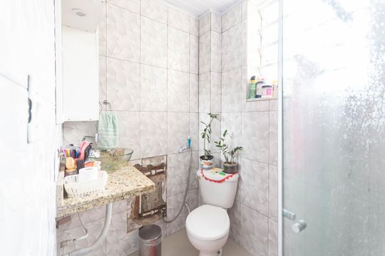 Banheiro de apartamento à venda com 2 quartos, 75m² em Benfica, Rio de Janeiro