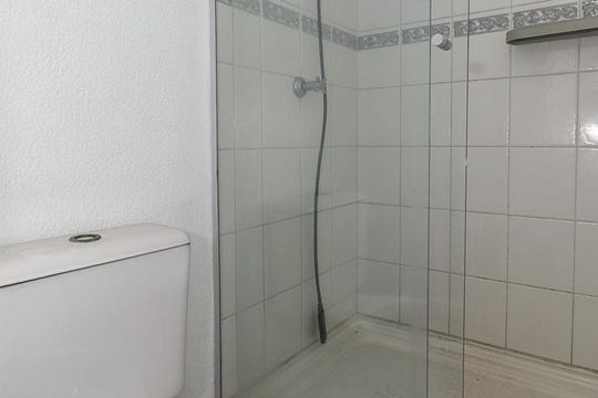 Banheiro de casa de condomínio à venda com 3 quartos, 91m² em Sarandi, Porto Alegre