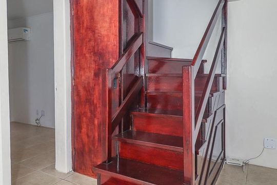 Escada de casa de condomínio à venda com 3 quartos, 91m² em Sarandi, Porto Alegre