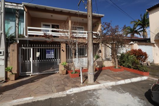 Fachada de casa à venda com 2 quartos, 195m² em São José, Canoas