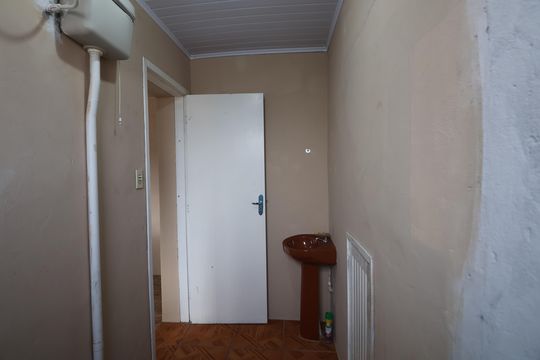 Banheiro de serviço de casa à venda com 2 quartos, 195m² em São José, Canoas