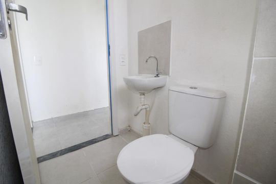 Banheiro de apartamento para alugar com 2 quartos, 40m² em Jardim das Margaridas, Salvador