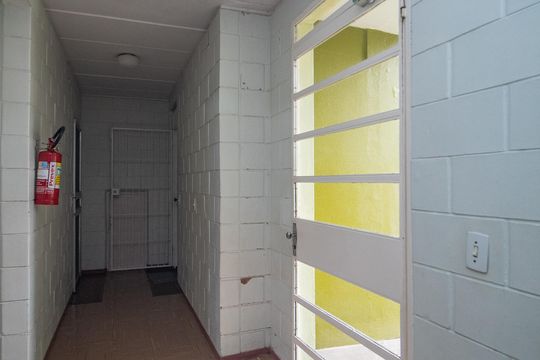 Hall de entrada de apartamento à venda com 2 quartos, 52m² em Vila Nova, Porto Alegre