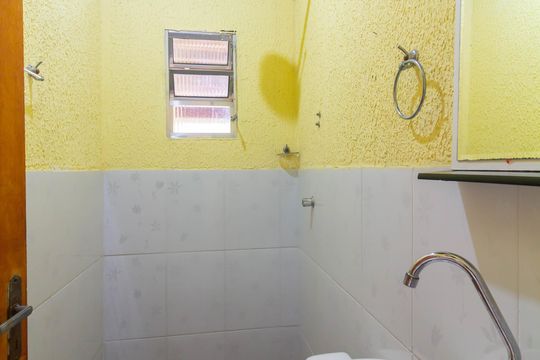 Banheiro de serviço de casa para alugar com 2 quartos, 80m² em Jardim Norma, São Paulo