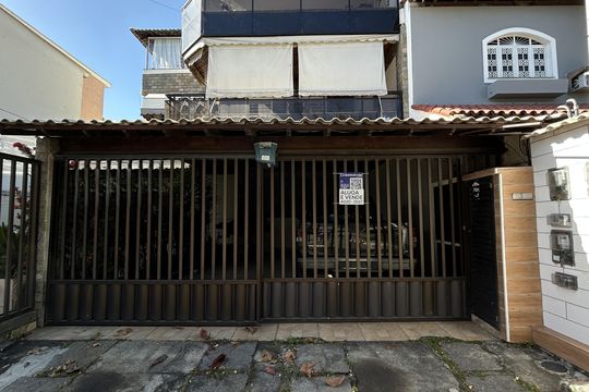 FACHADA + PLAQUINHA de casa à venda com 2 quartos, 50m² em Vila Valqueire, Rio de Janeiro