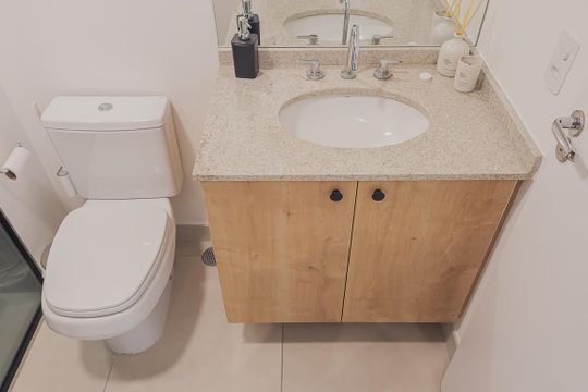 Banheiro Social de kitnet/studio à venda com 1 quarto, 27m² em Pinheiros, São Paulo