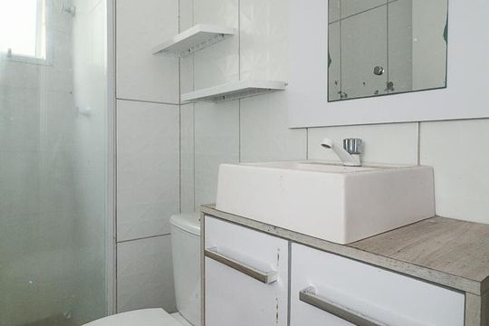 Banheiro de apartamento para alugar com 2 quartos, 44m² em Mário Quintana, Porto Alegre