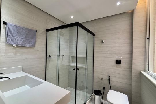 Banheiro da Suíte 1 de apartamento à venda com 4 quartos, 152m² em Copacabana, Rio de Janeiro