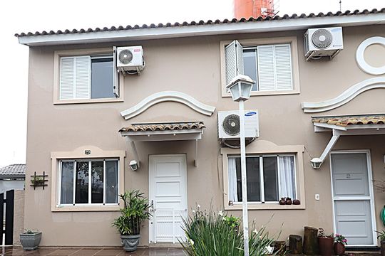 Fachada de casa à venda com 3 quartos, 110m² em Humaitá, Porto Alegre