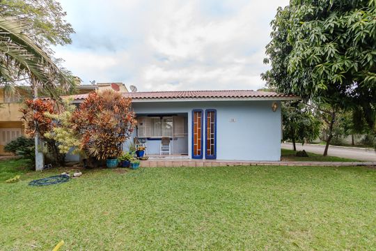 Fachada de casa de condomínio à venda com 4 quartos, 131m² em Cavalhada, Porto Alegre