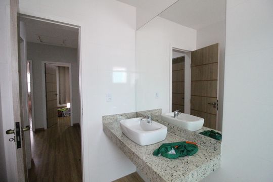 Banheiro social 1 de casa de condomínio à venda com 4 quartos, 232m² em Pechincha, Rio de Janeiro