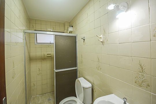 Banheiro de apartamento à venda com 2 quartos, 53m² em Vl Galvão Bueno, São Bernardo do Campo