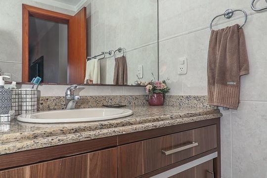 Banheiro da Suíte de apartamento à venda com 3 quartos, 223m² em Petrópolis, Porto Alegre