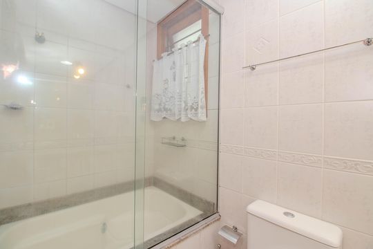 Banheiro da Suíte de apartamento à venda com 3 quartos, 97m² em Rio Branco, Porto Alegre