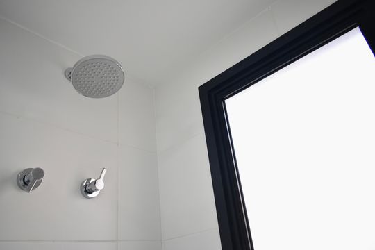  Banheiro de kitnet/studio para alugar com 0 quarto, 30m² em Mirandópolis, São Paulo