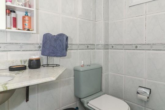 Banheiro de apartamento à venda com 1 quarto, 51m² em Auxiliadora, Porto Alegre
