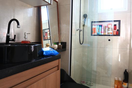 Banheiro de apartamento à venda com 2 quartos, 42m² em Parque Arariba, São Paulo