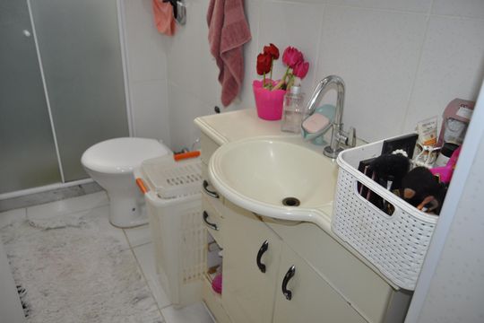 Banheiro de apartamento à venda com 3 quartos, 55m² em Grajaú, Rio de Janeiro