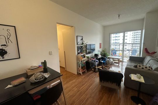 Sala de apartamento para alugar com 2 quartos, 68m² em Jardim Tupanci, Barueri