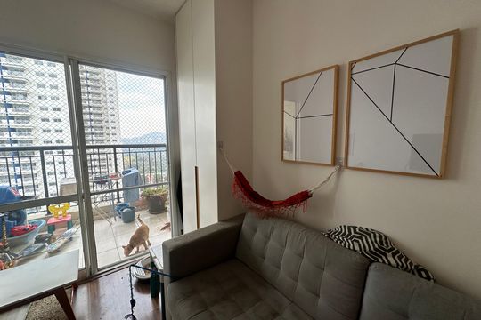 Sala de apartamento para alugar com 2 quartos, 68m² em Jardim Tupanci, Barueri