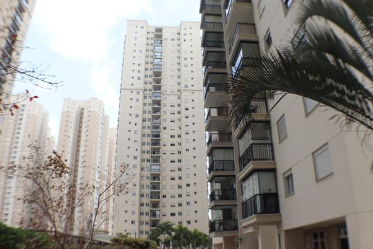 Fachada de apartamento para alugar com 2 quartos, 68m² em Jardim Tupanci, Barueri