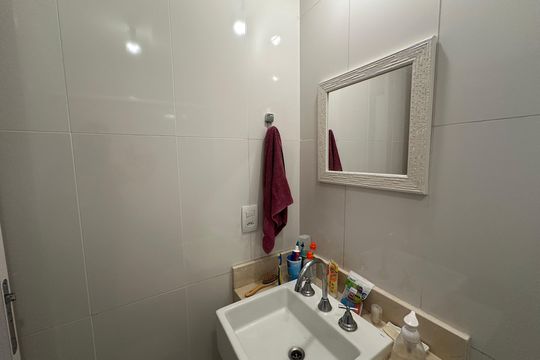 Banheiro Social de apartamento para alugar com 2 quartos, 68m² em Jardim Tupanci, Barueri