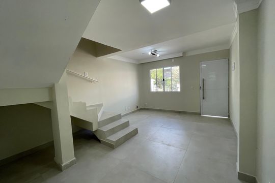 Sala de casa de condomínio para alugar com 2 quartos, 15m² em Quinta dos Angicos, Cotia