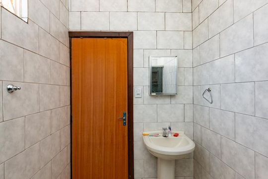 Banheiro Social 2 de casa à venda com 3 quartos, 300m² em Alto Caiçaras, Belo Horizonte
