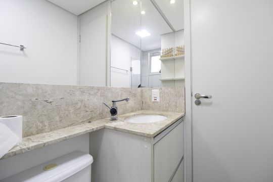 Banheiro de apartamento à venda com 3 quartos, 67m² em Morro Santana, Porto Alegre