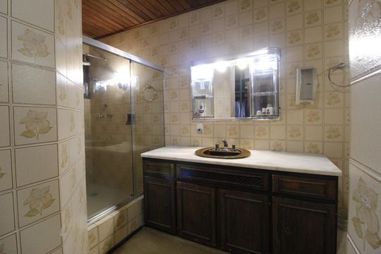 Banheiro da Suíte 3 de casa à venda com 5 quartos, 550m² em Boa Vista, Porto Alegre