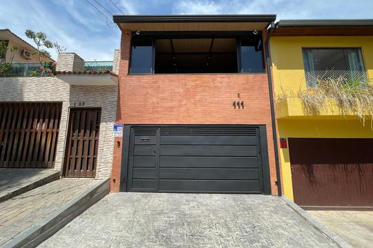 Fachada de casa à venda com 3 quartos, 140m² em Jardim Bonfiglioli, São Paulo