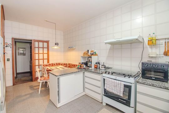 Cozinha de casa à venda com 3 quartos, 380m² em Vila Ipiranga, Porto Alegre