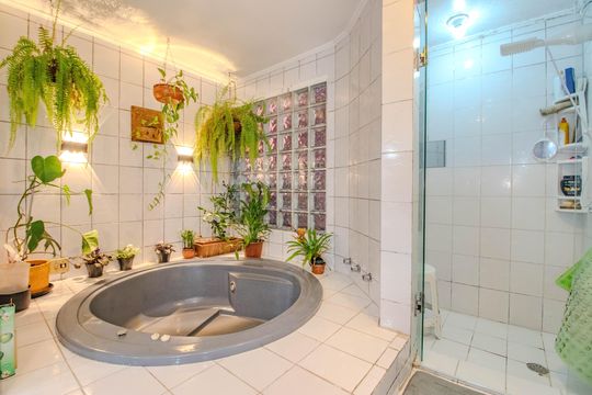 Banheiro da Suíte de casa à venda com 3 quartos, 380m² em Vila Ipiranga, Porto Alegre