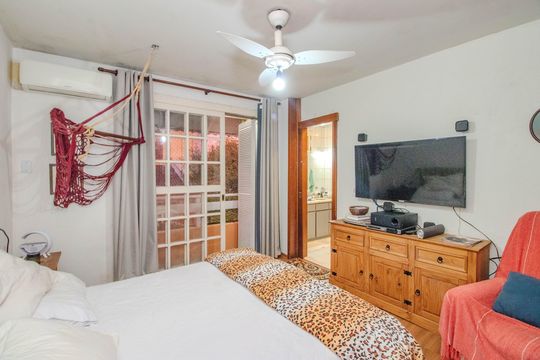 Suíte de casa à venda com 3 quartos, 380m² em Vila Ipiranga, Porto Alegre