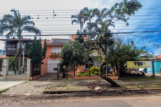 Fachada de casa à venda com 3 quartos, 380m² em Vila Ipiranga, Porto Alegre