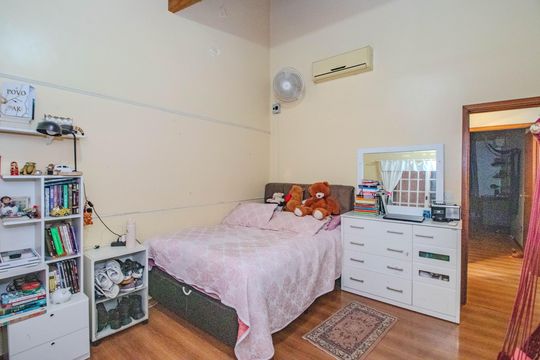 Quarto 2 de casa à venda com 3 quartos, 380m² em Vila Ipiranga, Porto Alegre