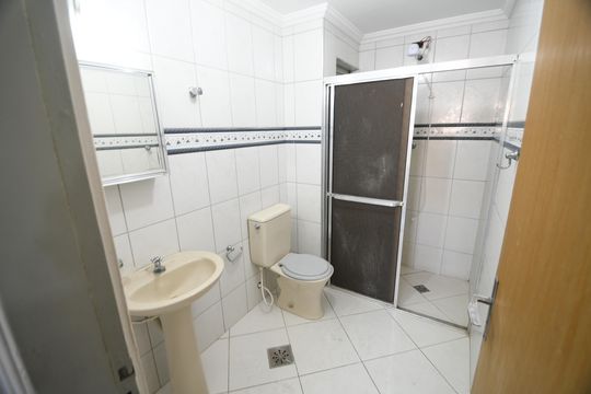 Banheiro de apartamento à venda com 1 quarto, 42m² em Centro, Campinas
