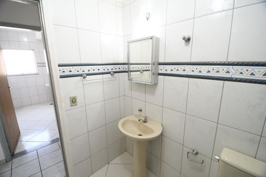 Banheiro de apartamento à venda com 1 quarto, 42m² em Centro, Campinas