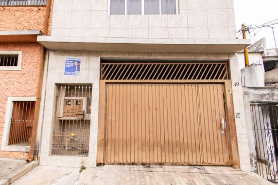 Fachada + Placa de casa à venda com 3 quartos, 400m² em Vila Silvia, São Paulo