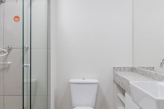 Banheiro de kitnet/studio à venda com 1 quarto, 22m² em Vila Madalena, São Paulo