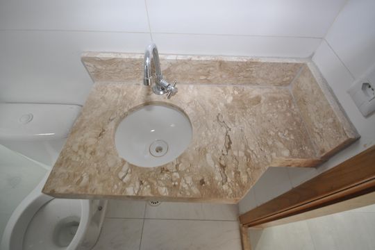 Banheiro de apartamento para alugar com 1 quarto, 27m² em Parque Vitoria, São Paulo
