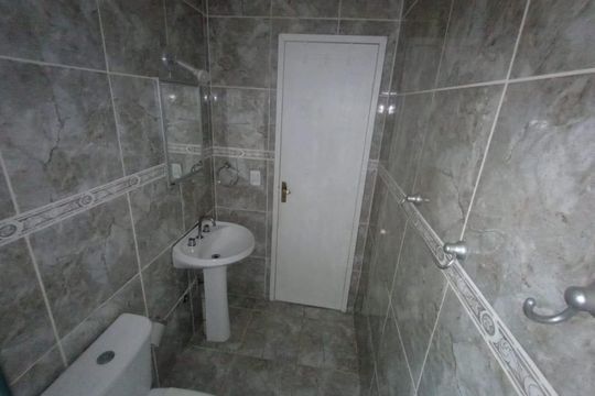 Banheiro de casa à venda com 3 quartos, 110m² em Olaria, Canoas