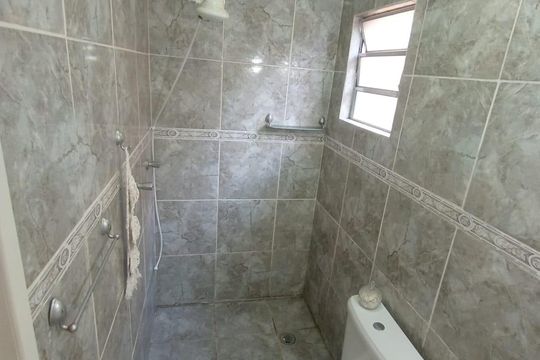 Banheiro de casa à venda com 3 quartos, 110m² em Olaria, Canoas