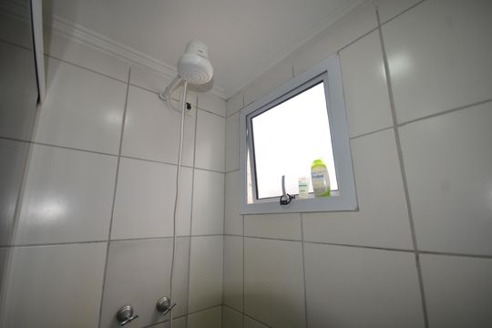 Banheiro de apartamento para alugar com 2 quartos, 45m² em Campo Grande, Rio de Janeiro