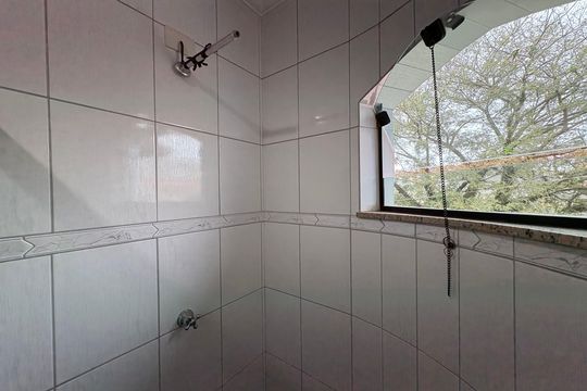 Banheiro da suíte de casa à venda com 3 quartos, 260m² em Vila Guaraciaba, Santo André