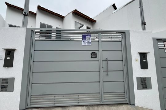 Fachada de casa à venda com 2 quartos, 53m² em Vila Paulista, São Paulo