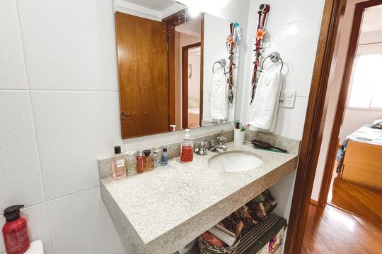 Banheiro de apartamento à venda com 4 quartos, 95m² em Jardim das Laranjeiras, São Paulo