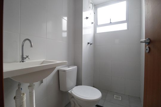 Banheiro de apartamento à venda com 2 quartos, 50m² em Chácara das Pedras, Porto Alegre